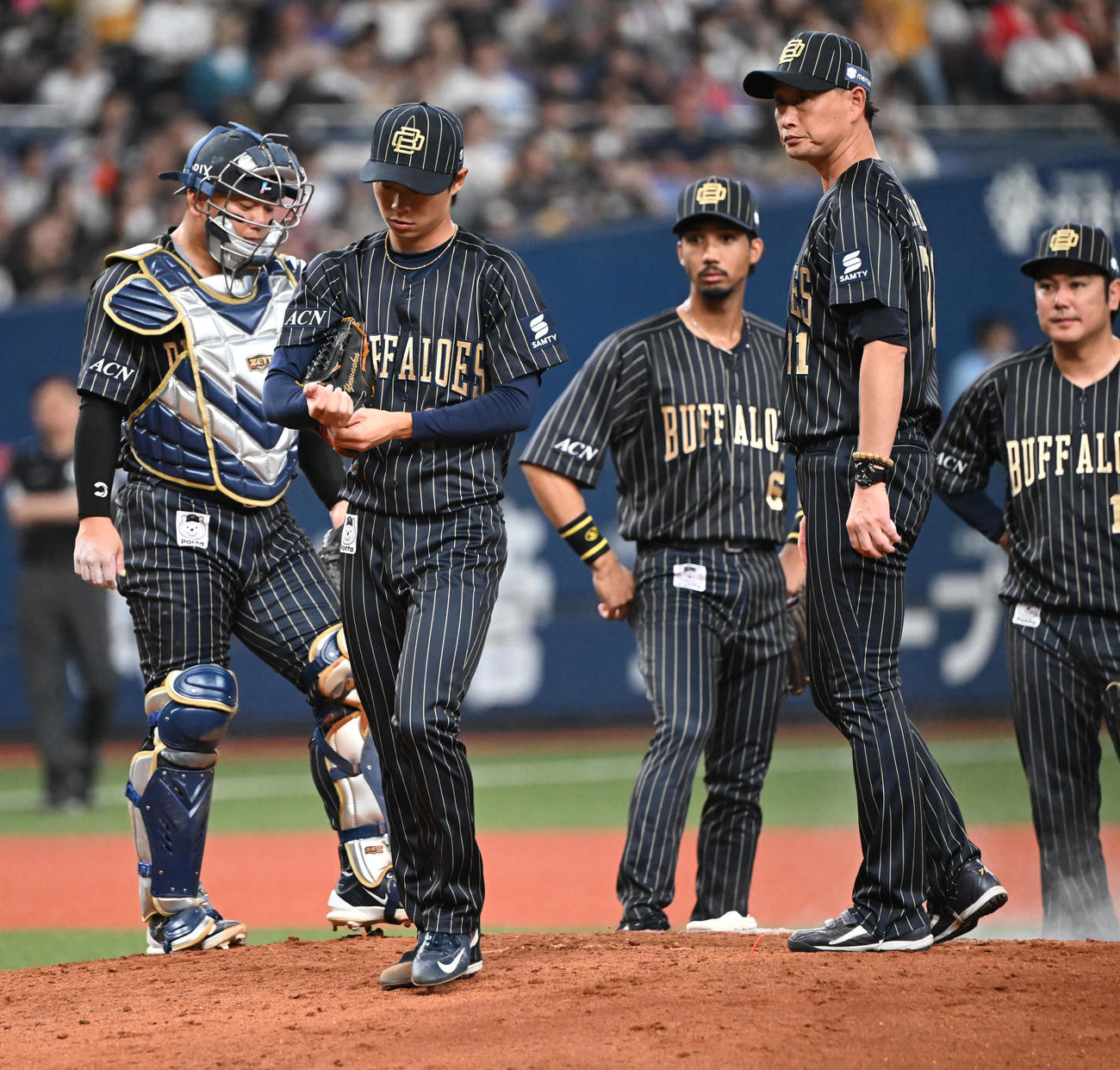オリックス対ソフトバンク　6回表ソフトバンク1死一、三塁、笹川に適時打を浴び岸田監督に降板を告げられる山岡（撮影・和賀正仁）