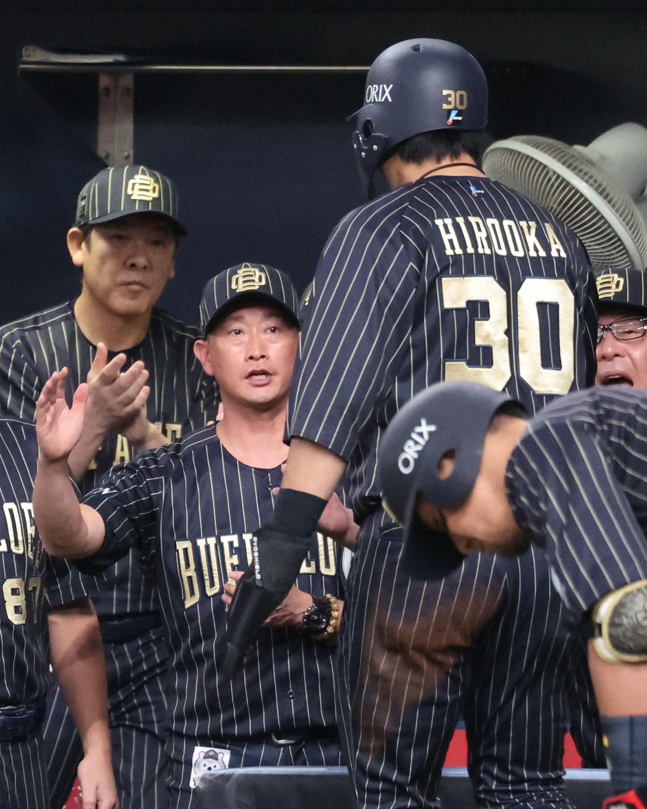 オリックス対ソフトバンク　3回裏オリックス2死一、三塁、岸田監督は、西川の適時内野安打で生還した広岡を出迎える（撮影・西尾就之）