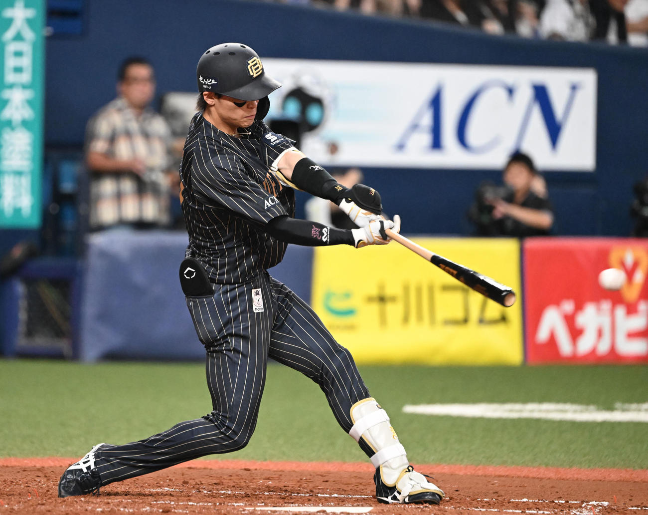 オリックス対ソフトバンク　3回裏オリックス2死一、二塁、左前適時打を放つ中川（撮影・和賀正仁）