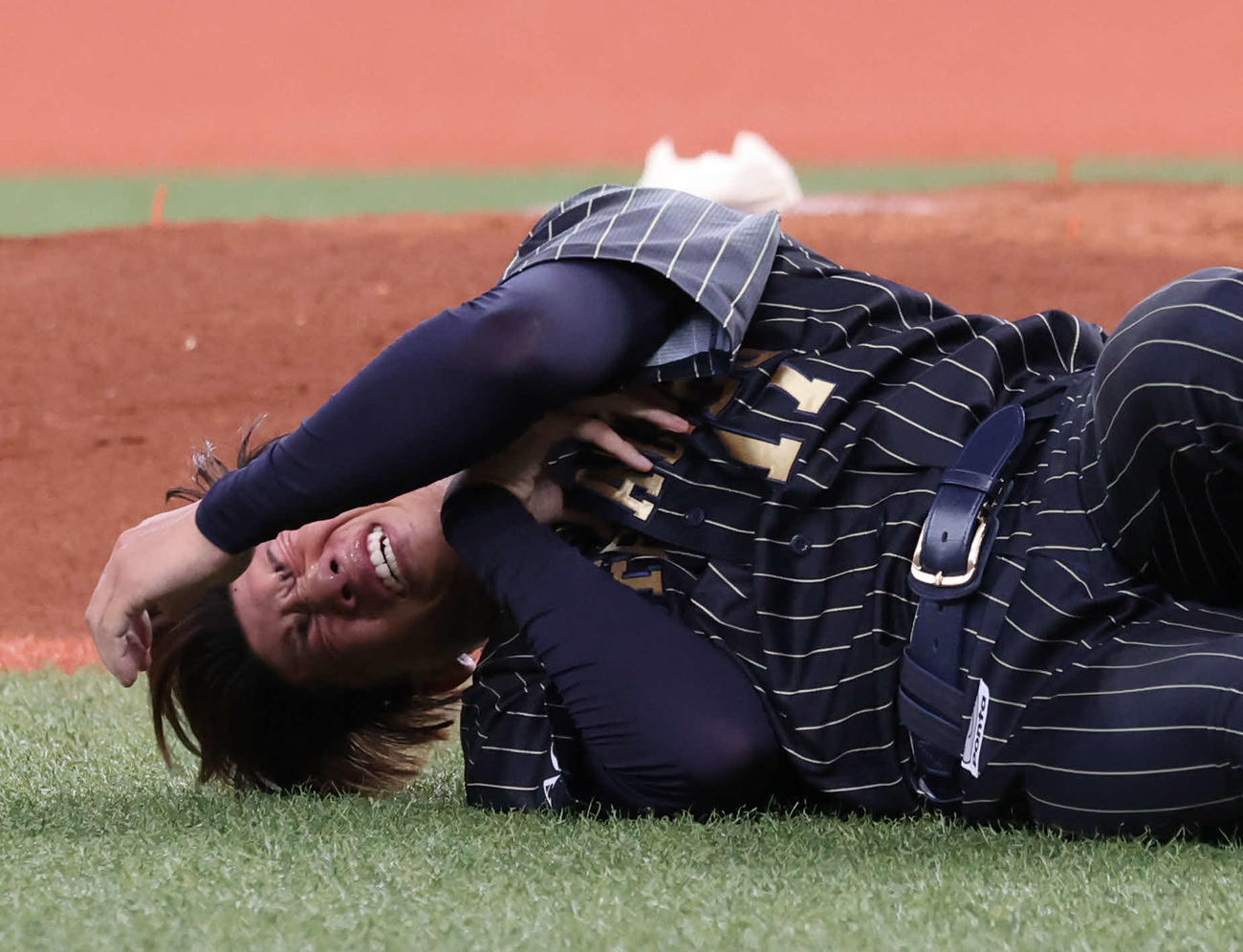 オリックス対ソフトバンク　2回表ソフトバンク2死一、二塁、海野の折れたバットが当たり苦悶の表情で倒れ込む曽谷（撮影・西尾就之）