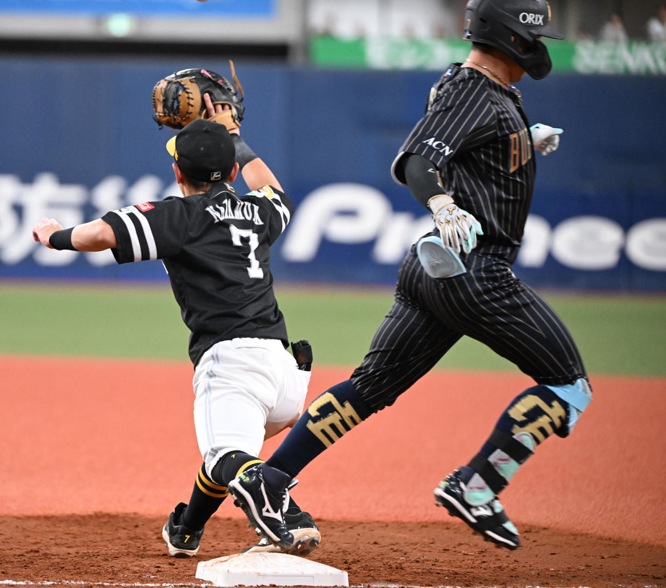 オリックス対ソフトバンク　3回裏オリックス2死一、三塁、二塁適時内野安打を放ち駆け込む西川（撮影・和賀正仁）
