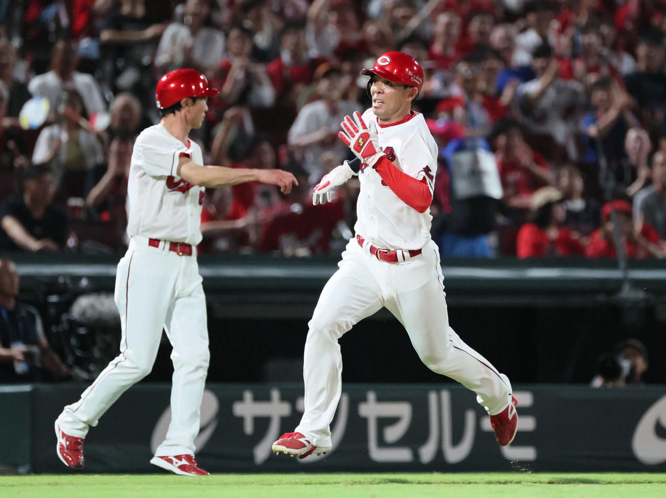 広島対ヤクルト　5回裏広島無死一塁、菊池の先制左適時二塁打で本塁を狙う秋山。左は赤松コーチ（撮影・加藤孝規）