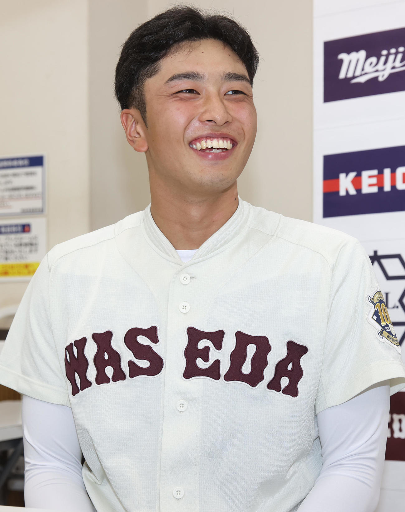 早大対東大　勝利投手の早大・高橋煌は笑顔を見せる（撮影・柴田隆二）　　