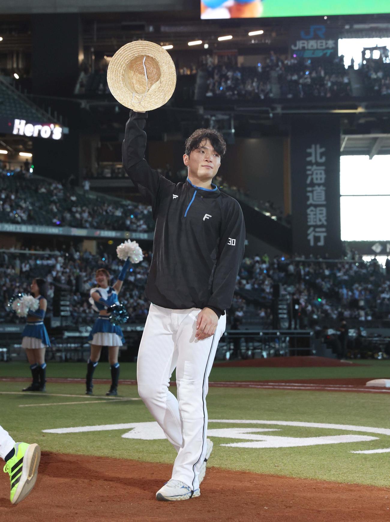 日本ハム対西武　試合後、スタンドの声援に応える郡司（撮影・黒川智章）