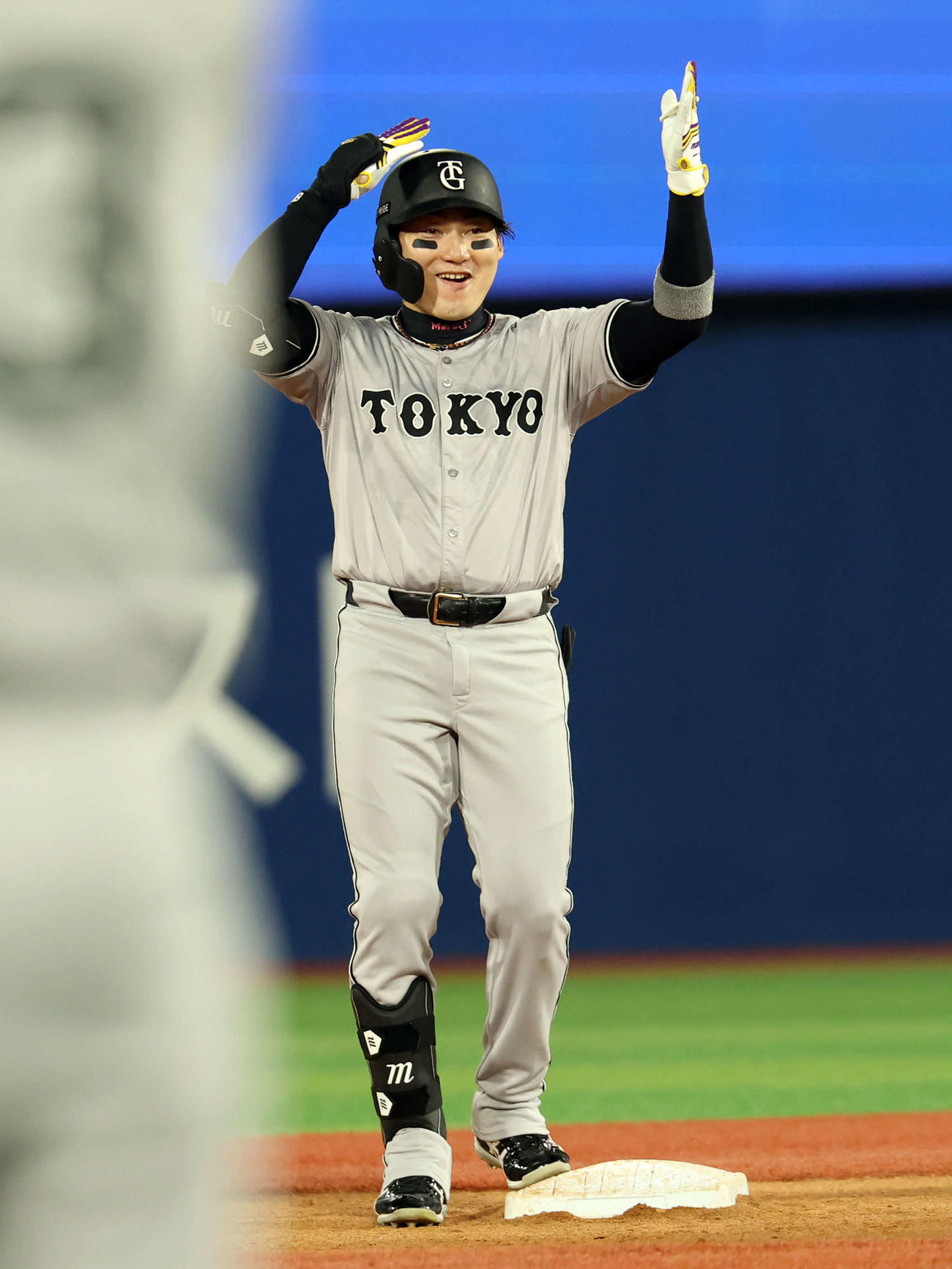 DeNA対巨人　2回表巨人2死二塁、丸は適時二塁打を放ち笑顔でポーズ（撮影・浅見桂子）