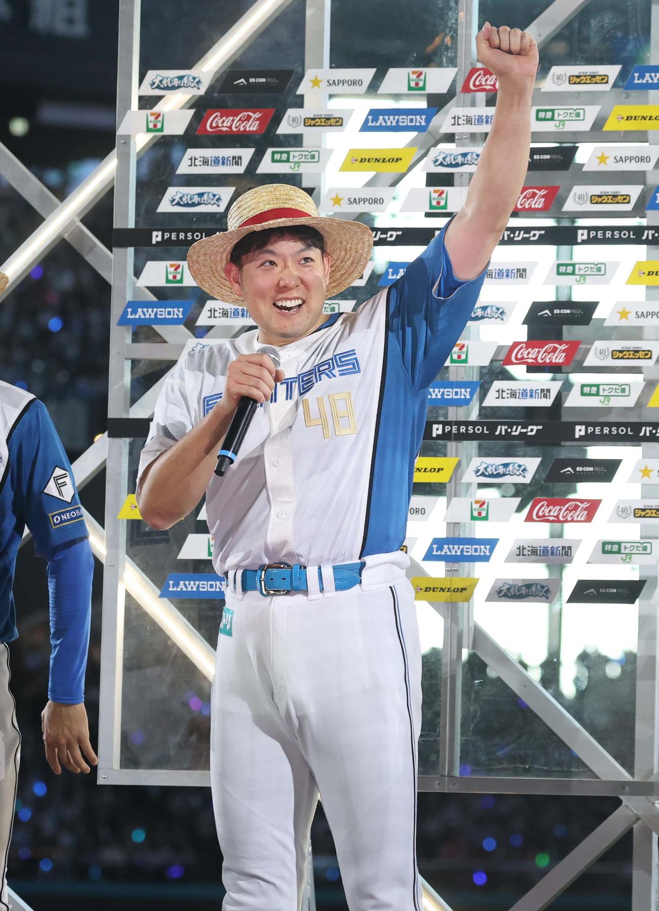 日本ハム対西武　試合後、麦わら帽子を被ってガッツポーズの斎藤（撮影・黒川智章）