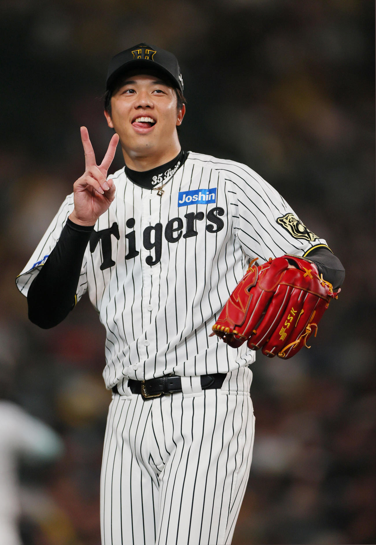阪神対中日　リラックスした表情で投球練習する阪神才木（撮影・上山淳一）