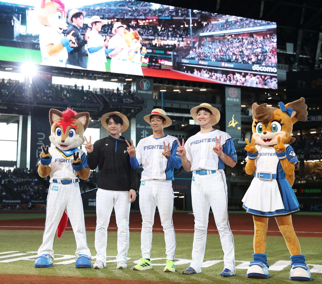 日本ハム対西武　試合後、麦わら帽子を被ってVサインの左から郡司、石井、斎藤（撮影・黒川智章）