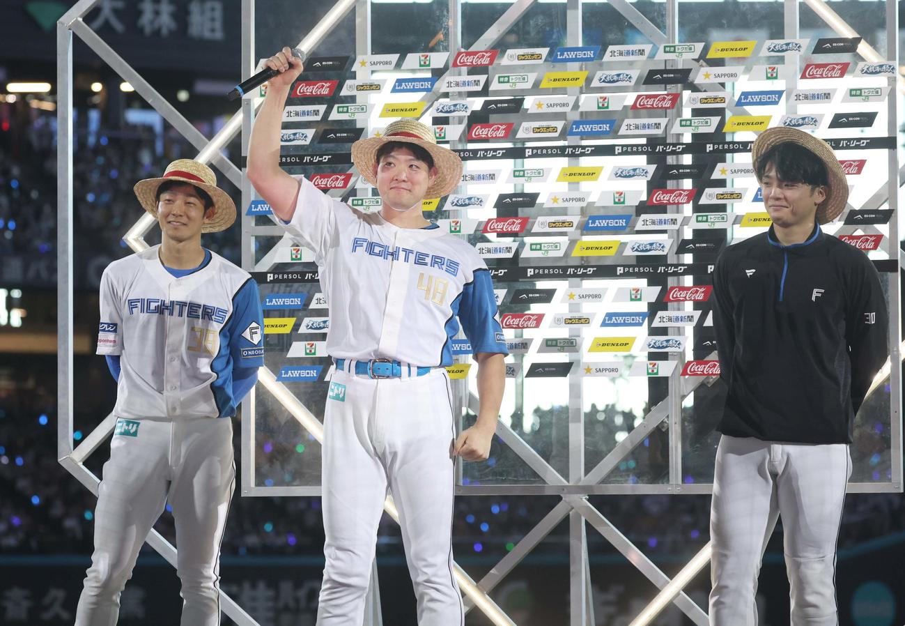 日本ハム対西武　ヒーローインタビューで笑顔の左から石井、斎藤、郡司（撮影・黒川智章）