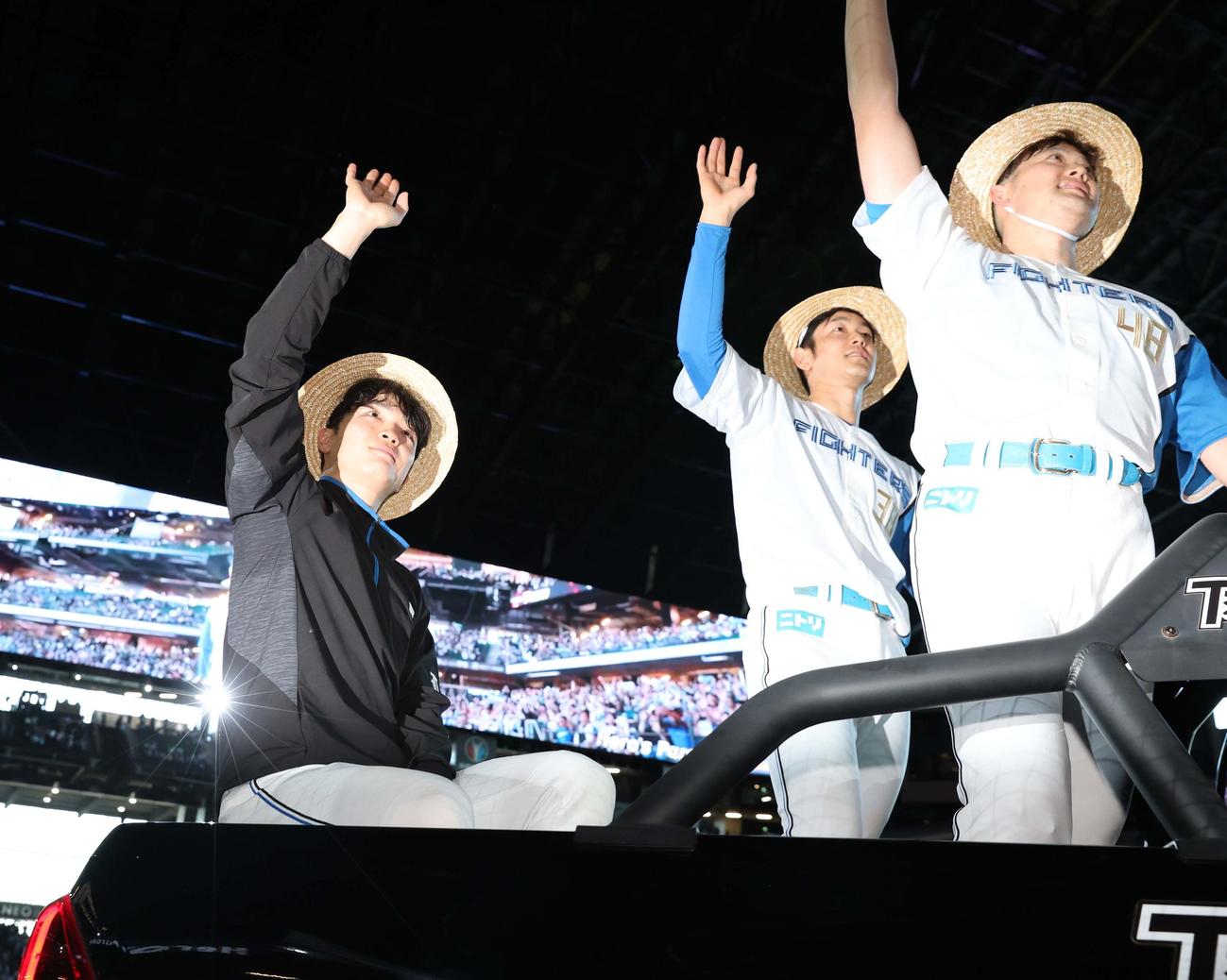 日本ハム対西武　試合後、スタンドに向かって手を振る左から郡司、石井、斎藤（撮影・黒川智章）