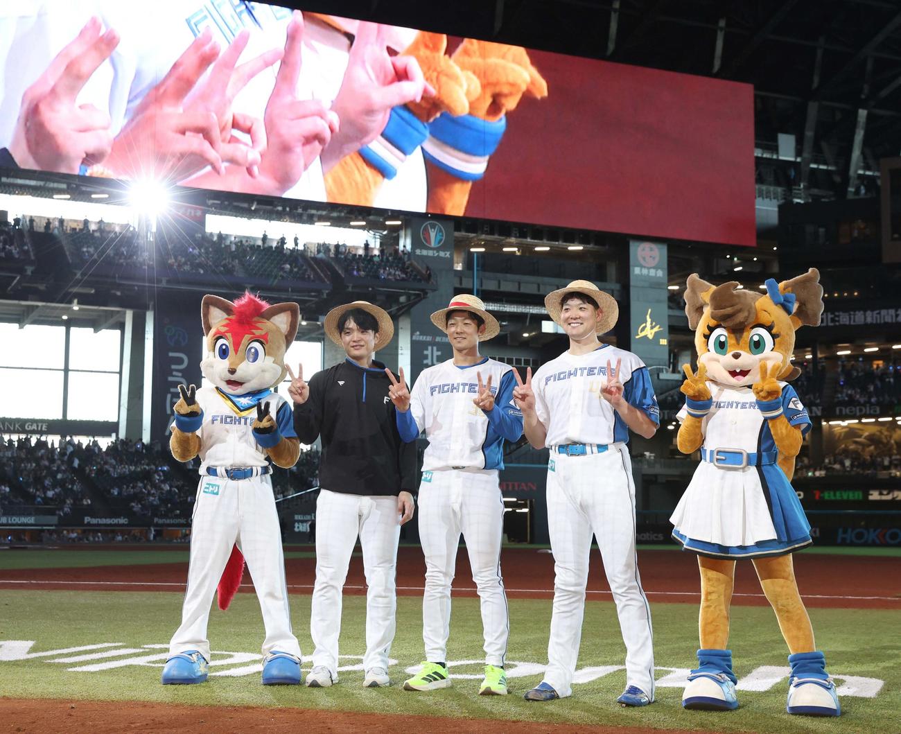 日本ハム対西武　試合後、麦わら帽子を被ってVサインの左から郡司、石井、斎藤（撮影・黒川智章）