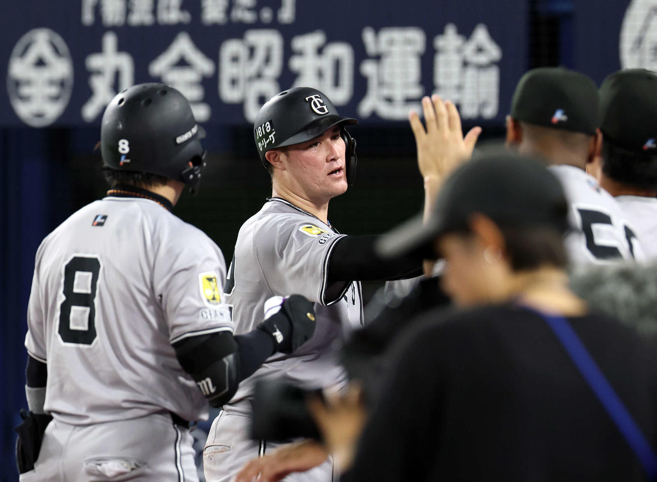 DeNA対巨人　2回表巨人1死二、三塁、浦田の勝ち越し2点適時打で生還したリチャード（中央）はナインとハイタッチ（撮影・浅見桂子）