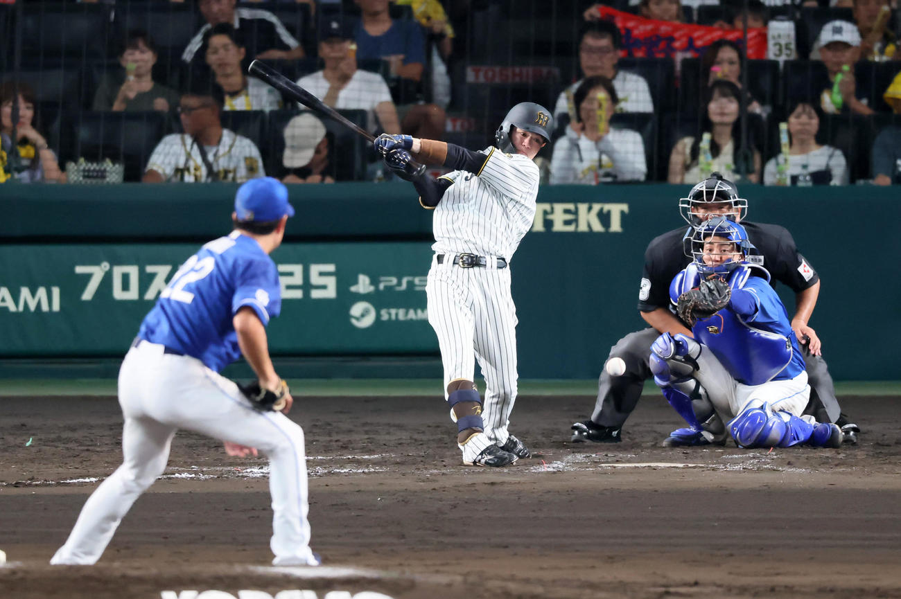 阪神対中日　8回裏阪神2死、中野は中前打を放つ。投手大野（撮影・加藤哉）