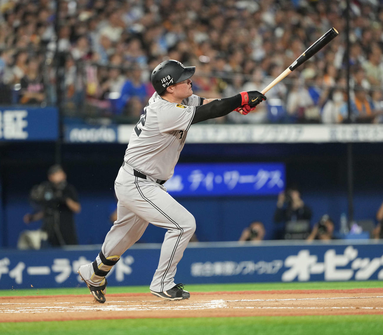 DeNA対巨人　6回表巨人1死、中越え本塁打を放つリチャード（撮影・井上学）