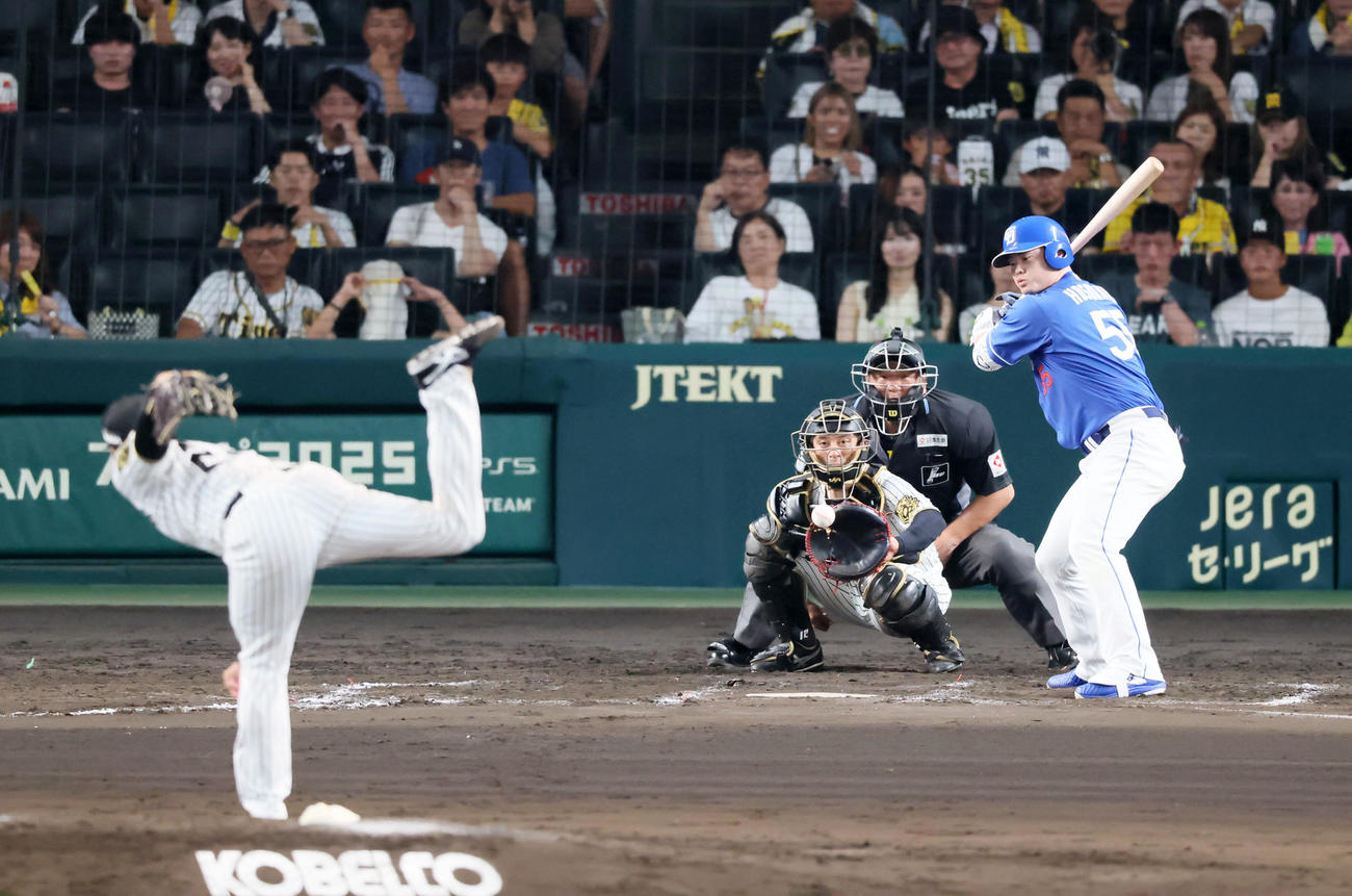 阪神対中日　8回表中日1死、細川は三振に倒れる。投手工藤（撮影・加藤哉）