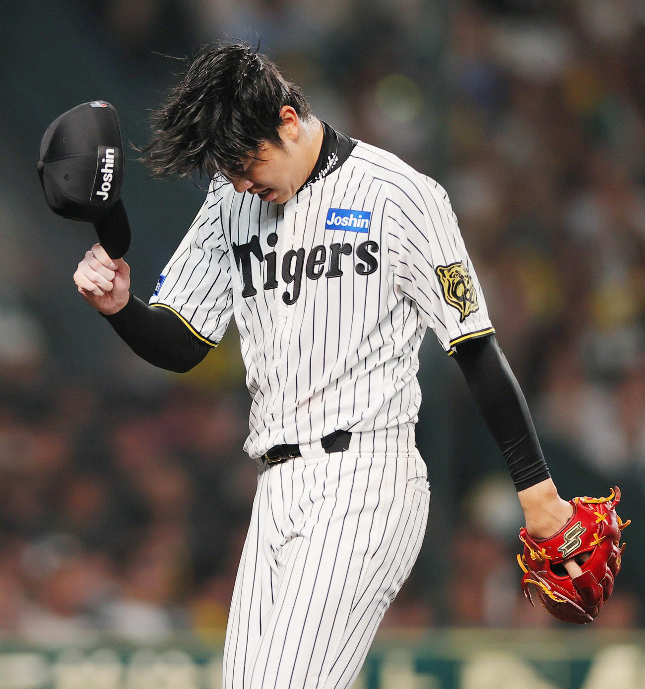 阪神対中日　7回表に失点しベンチに引き揚げる阪神先発の才木（撮影・上山淳一）