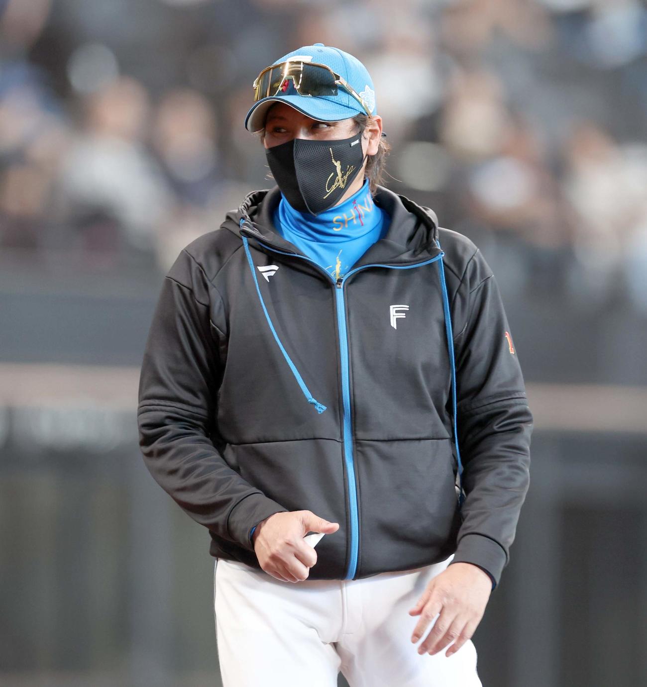 日本ハム対西武　選手交代を告げる新庄監督（撮影・黒川智章）