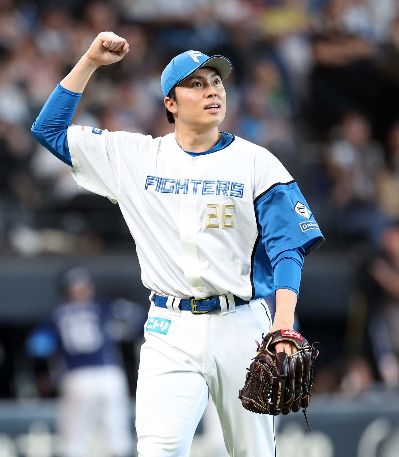 日本ハム対西武　8回表、打者を3人で抑えガッツポーズの田中（撮影・黒川智章）