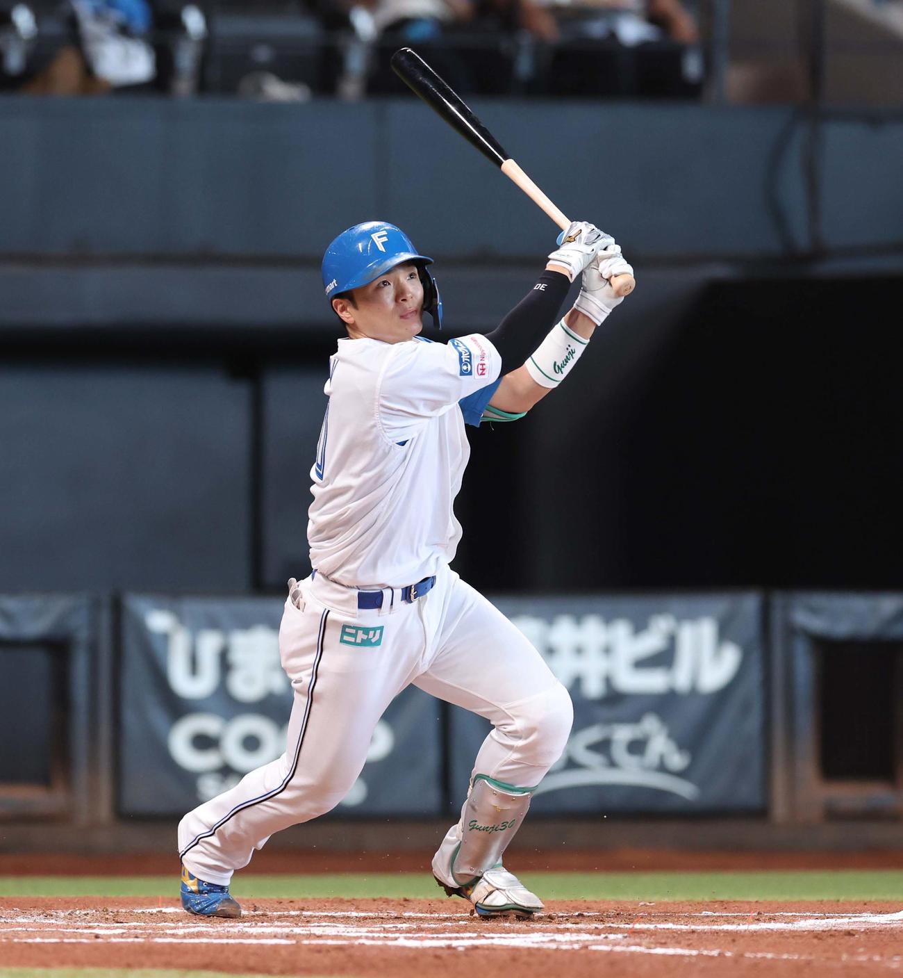日本ハム対西武　6回裏日本ハム1死、右越え本塁打を放つ郡司（撮影・黒川智章）