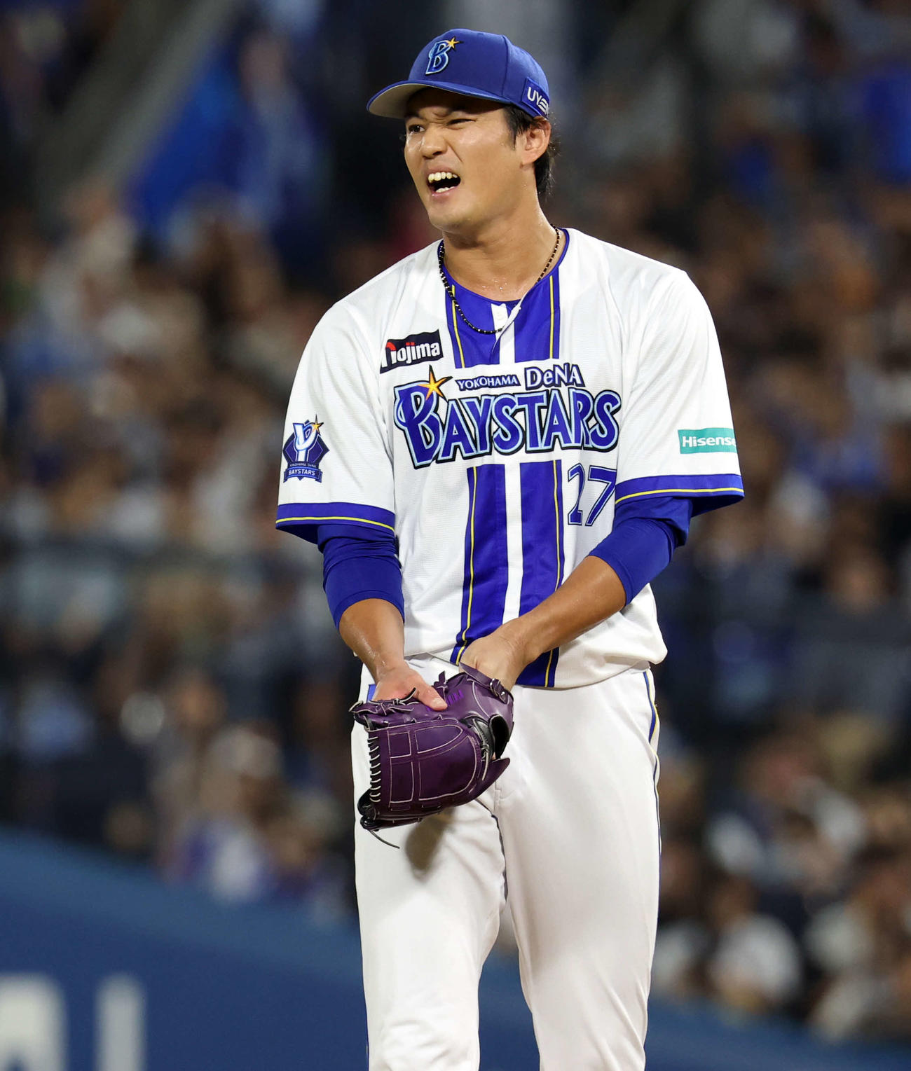 DeNA対巨人　2回表巨人無死一塁、岸田に四球を与え、悔しそうな藤浪（撮影・浅見桂子）