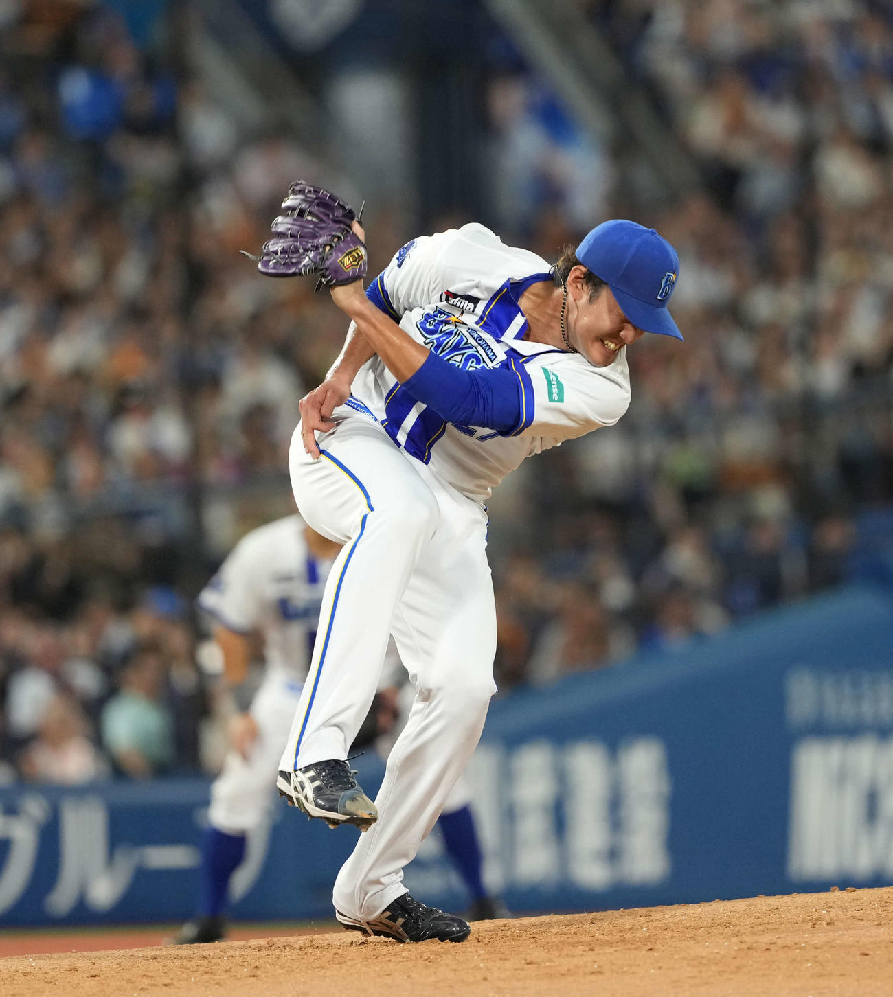 DeNA対巨人　2回表巨人2死、二塁、キャベッジの打球を好捕する藤浪（撮影・井上学）