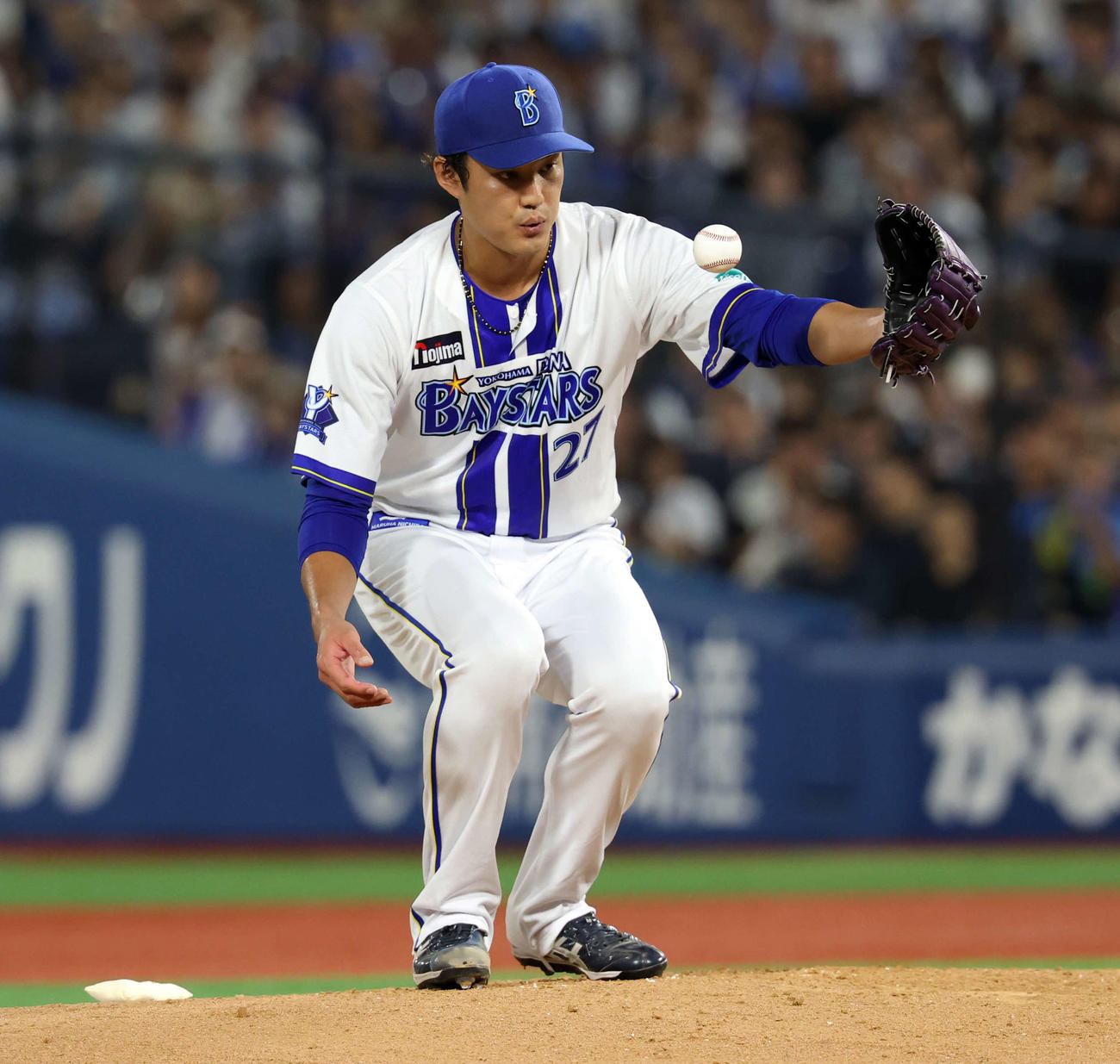 DeNA対巨人　2回表巨人無死一塁、岸田に四球を与え、悔しそうにボールを受け取る藤浪（撮影・浅見桂子）
