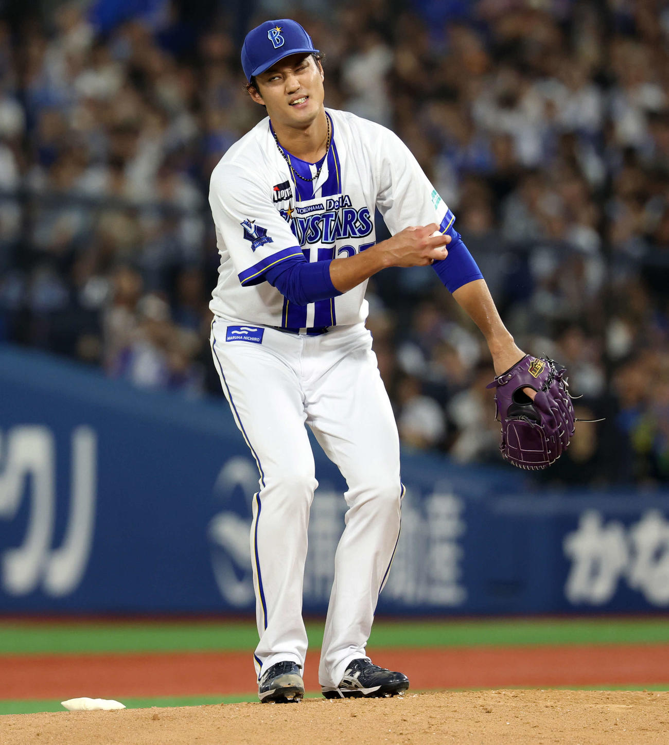 DeNA対巨人　2回表巨人無死一塁、岸田に四球を与え、悔しそうな藤浪（撮影・浅見桂子）
