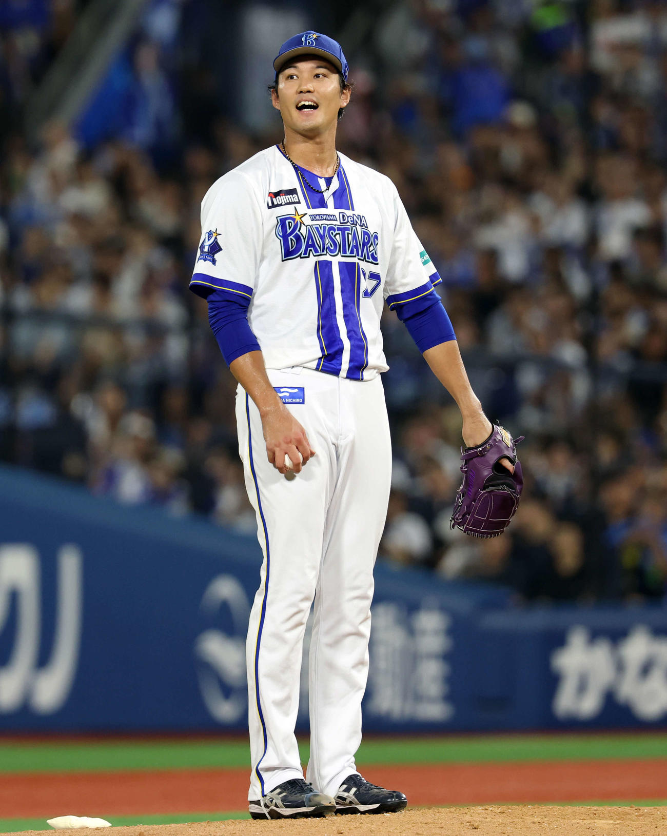 DeNA対巨人　2回表巨人無死一塁、岸田に四球を与え、悔しそうな藤浪（撮影・浅見桂子）