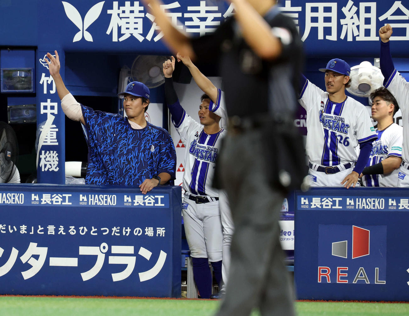 DeNA対巨人　4回裏DeNA1死一、二塁、石上が適時二塁打を放ち、バンザイで喜ぶ藤浪（左）らDeNAベンチ（撮影・浅見桂子）