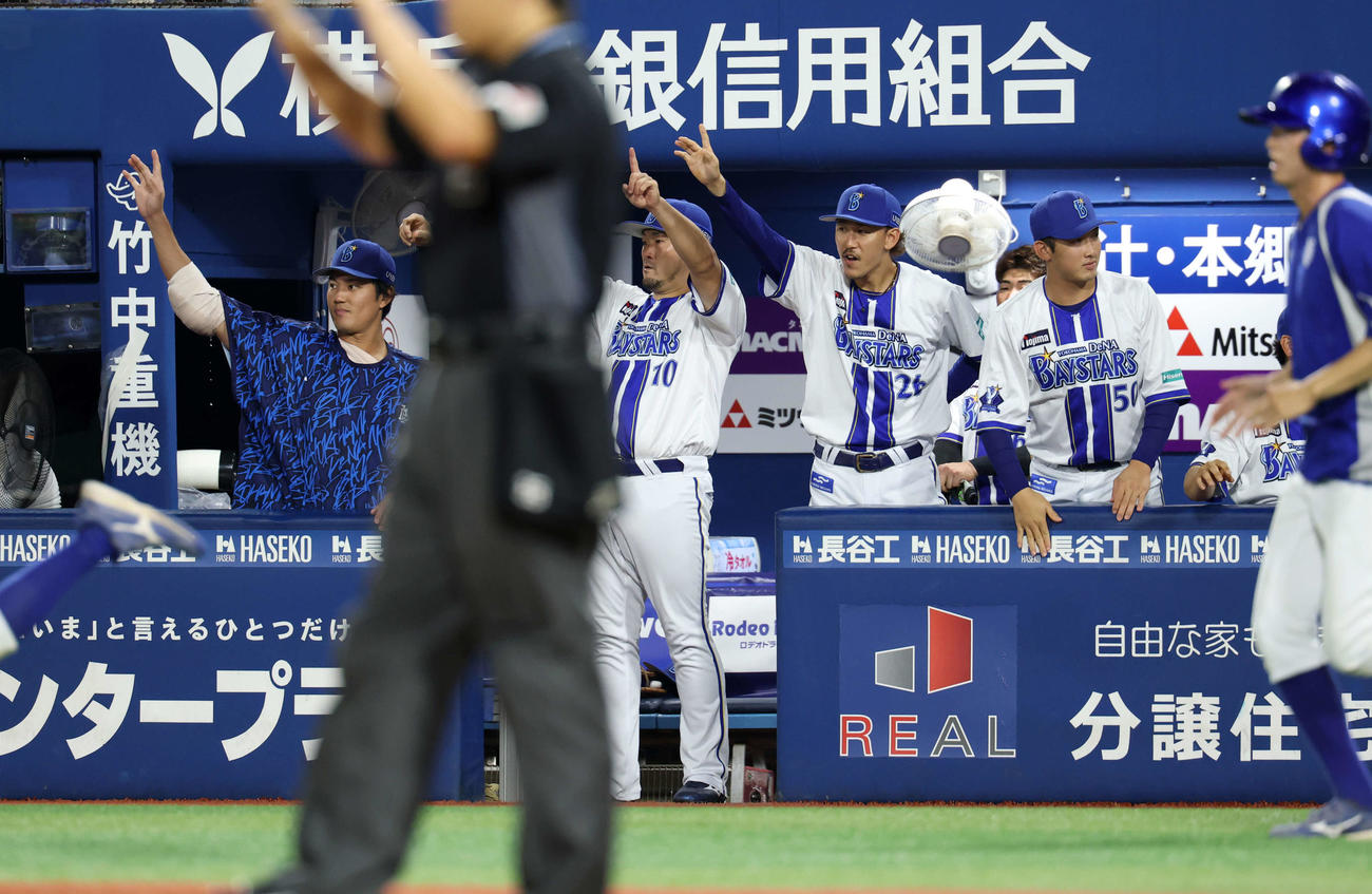 DeNA対巨人　4回裏DeNA1死一、二塁、石上が適時二塁打を放ち、バンザイで喜ぶ藤浪（左）らDeNAベンチ（撮影・浅見桂子）