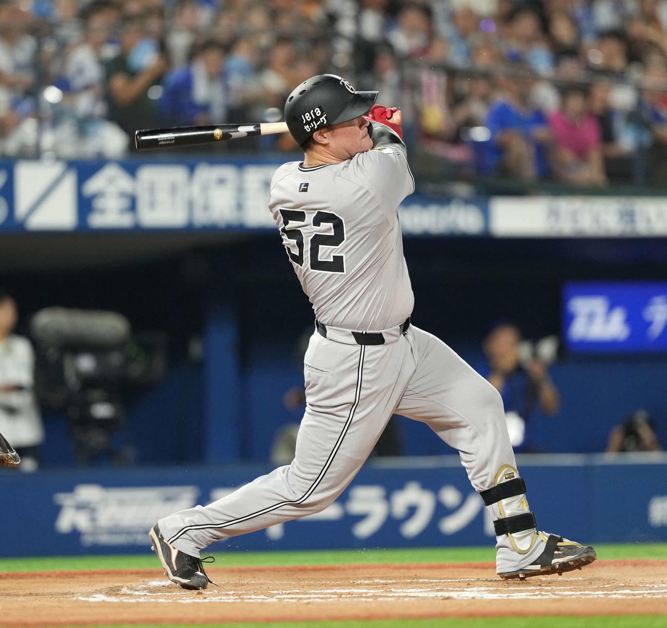 DeNA対巨人　6回表巨人1死、中越え本塁打を放つリチャード（撮影・井上学）