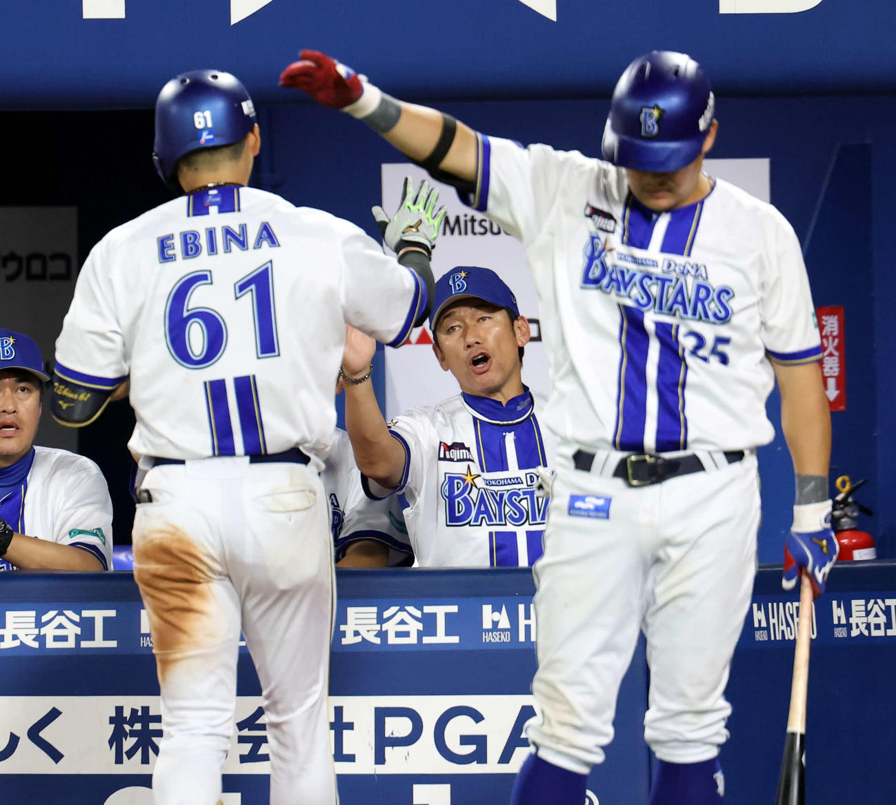 DeNA対巨人　6回裏DeNA無死、蝦名（手前左）が2打者連続ソロ本塁打を放ち笑顔で迎える三浦監督（中央）（撮影・浅見桂子）