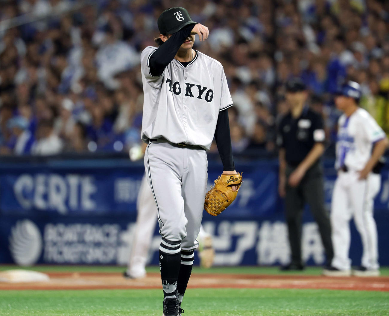 DeNA対巨人　6回裏DeNAに2点を追加され、汗をぬぐってマウンドを降りる田中瑛（撮影・浅見桂子）