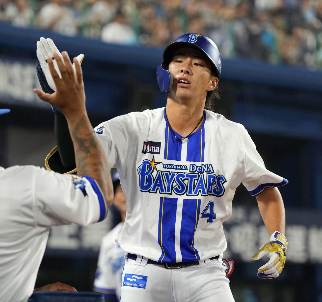 DeNA対巨人　6回裏DeNA無死、本塁打を放ち生還した度会（撮影・井上学）