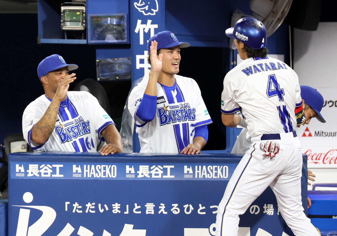 DeNA対巨人　6回裏DeNA無死、度会（手前）が左越えソロ本塁打を放ち笑顔で迎える藤浪（中央）ら（撮影・浅見桂子）