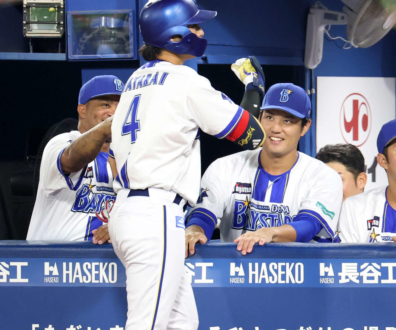 DeNA対巨人　6回裏DeNA無死、度会（手前）が左越えソロ本塁打を放ち笑顔で迎える藤浪（右）ら（撮影・浅見桂子）