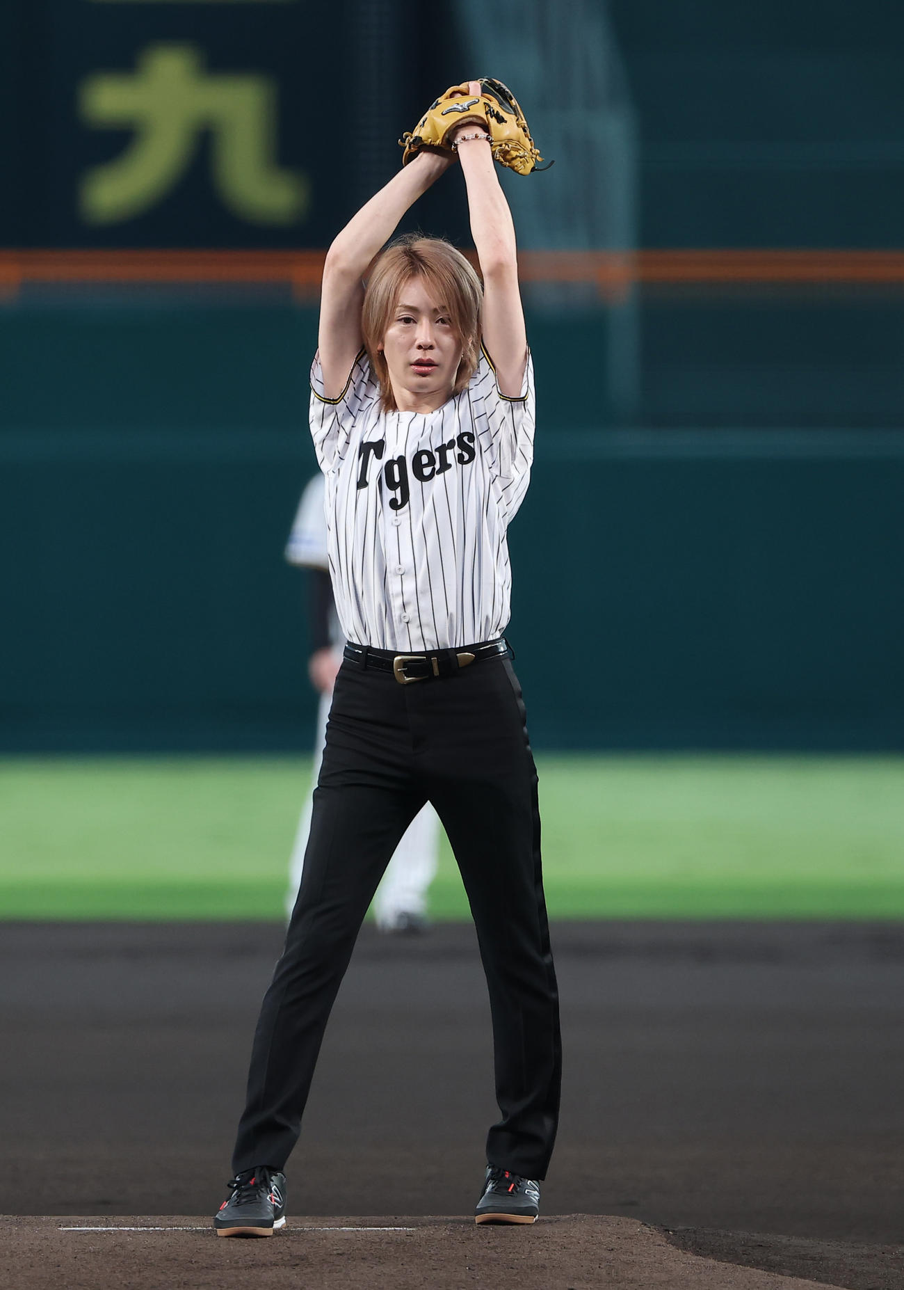 阪神対中日　始球式を務めるPocochaライバーのプリンスこうやさん（撮影・上田博志）