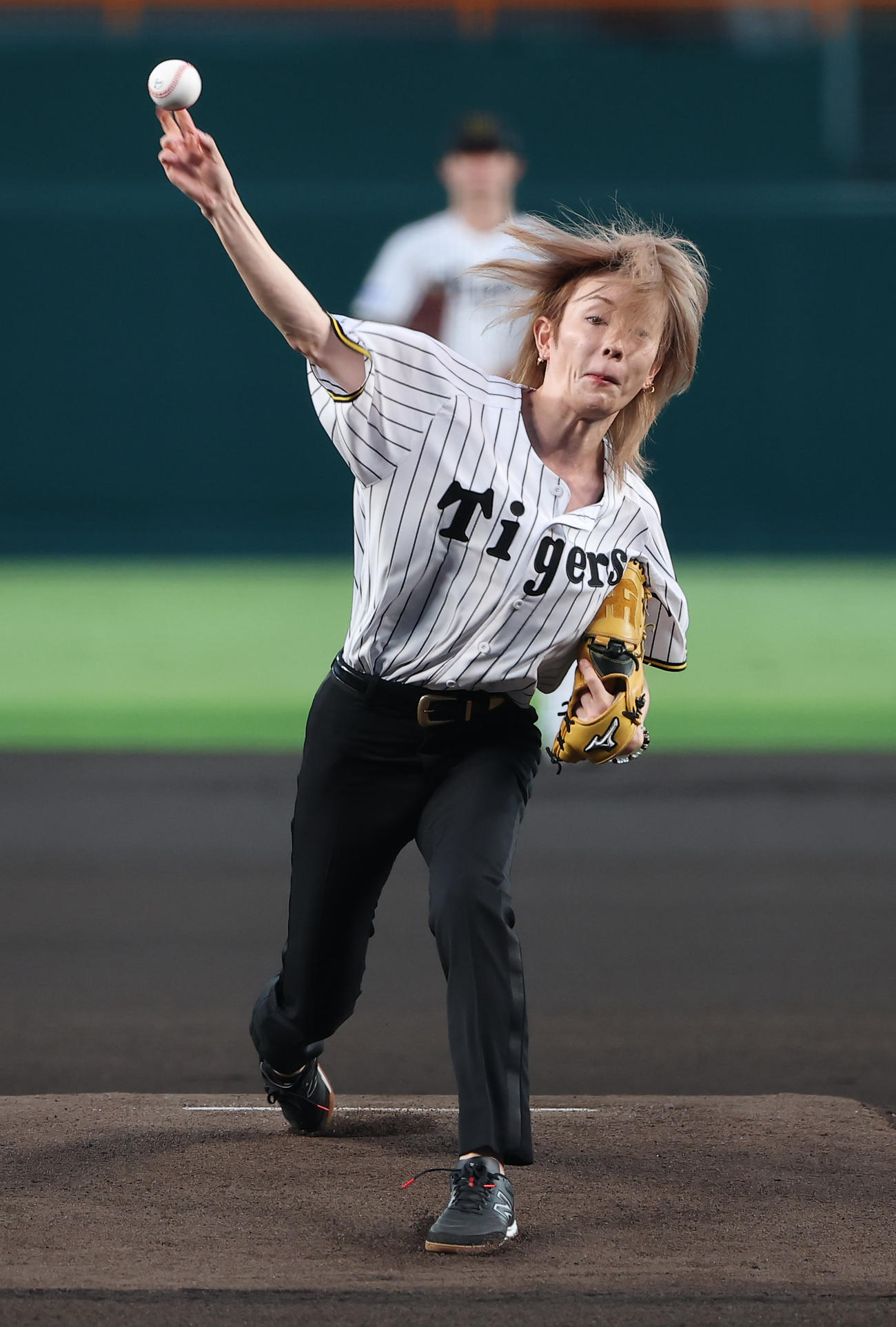 阪神対中日　始球式を務めるPocochaライバーのプリンスこうやさん（撮影・上田博志）