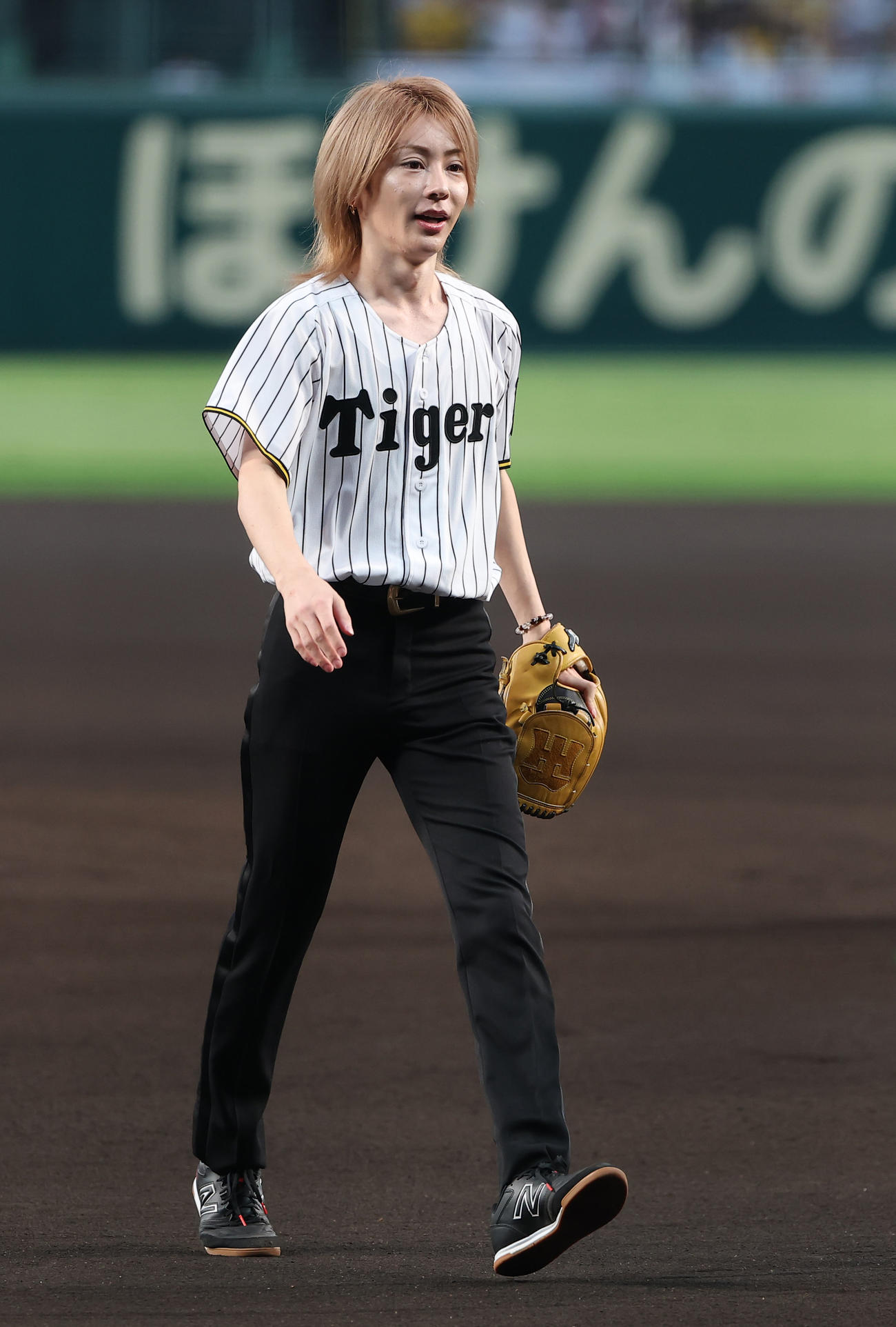 阪神対中日　始球式を務めるPocochaライバーのプリンスこうやさん（撮影・上田博志）