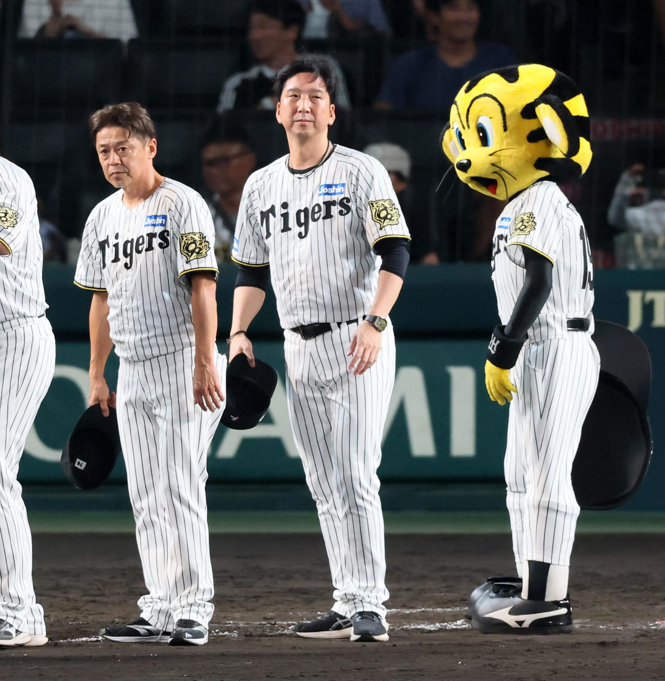 阪神対中日　中日に敗れファンいあいさつする藤川監督と阪神ナイン（撮影・加藤哉）