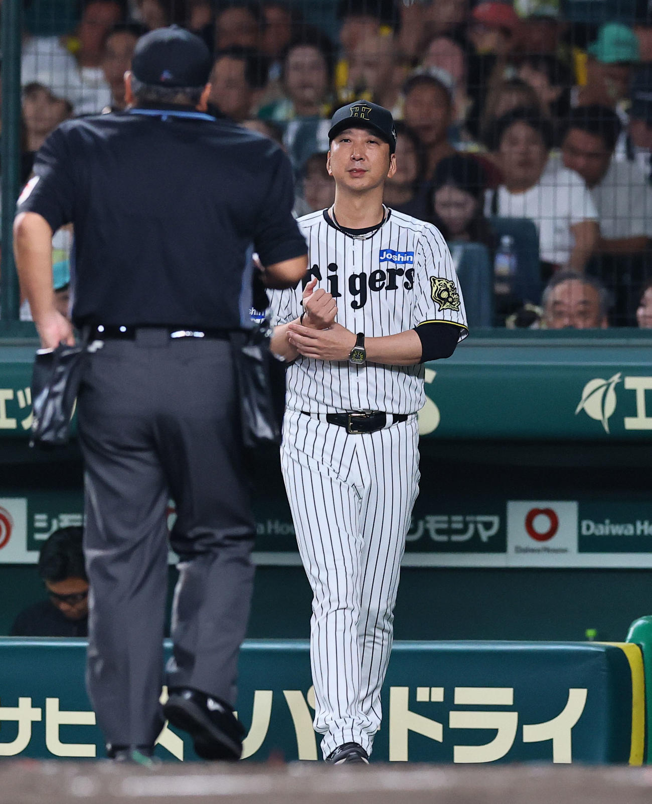 阪神対中日　8回、交代を告げる阪神藤川監督（撮影・藤尾明華）
