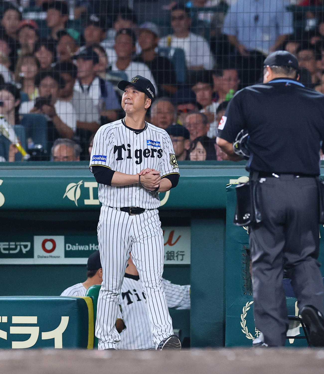 阪神対中日　8回、交代を告げるためベンチを出る阪神藤川監督（撮影・藤尾明華）