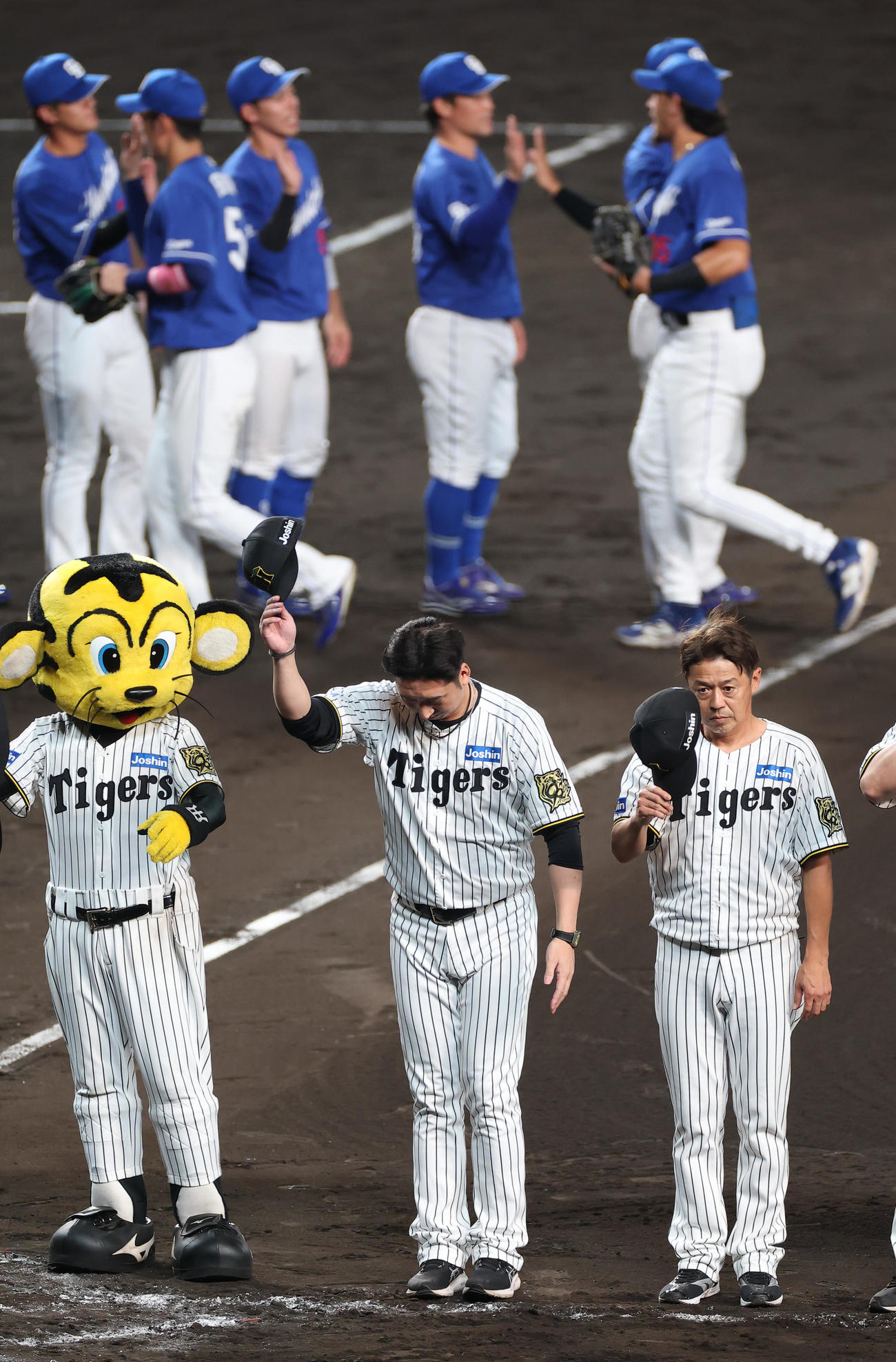 阪神対中日　中日に敗れた藤川監督（中央）はファンにあいさつをする（撮影・上田博志）