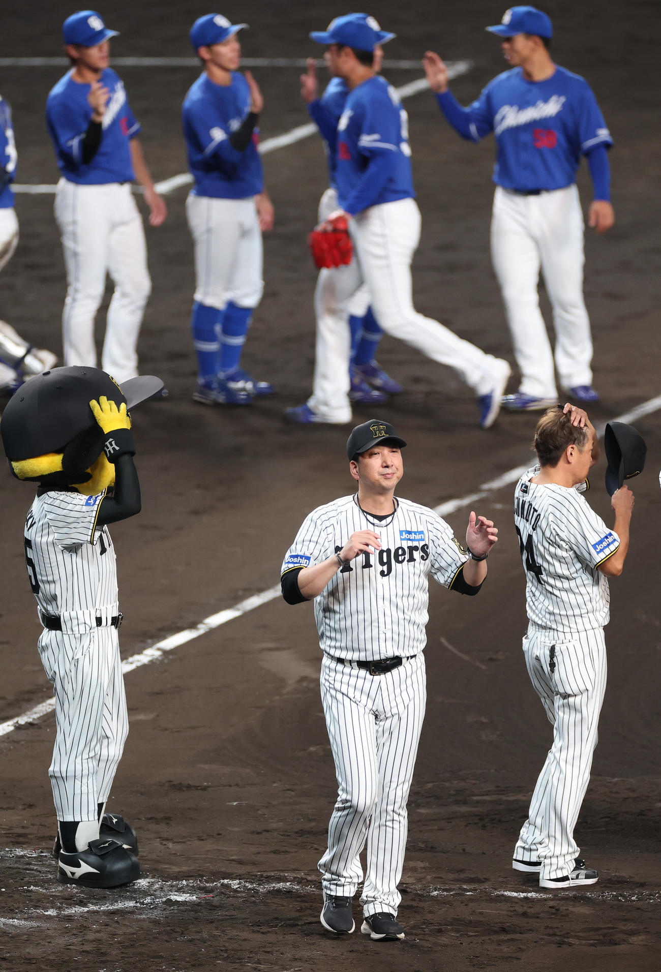 阪神対中日　ファンへのあいさつを終えた藤川監督（中央）はベンチへ引き揚げる（撮影・上田博志）