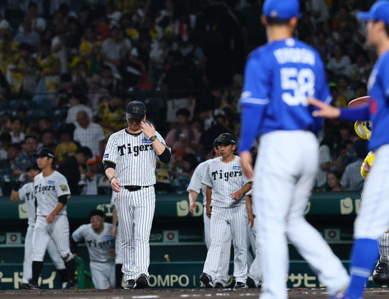 阪神対中日　中日に敗れ、整列に向かう阪神藤川監督（撮影・藤尾明華）