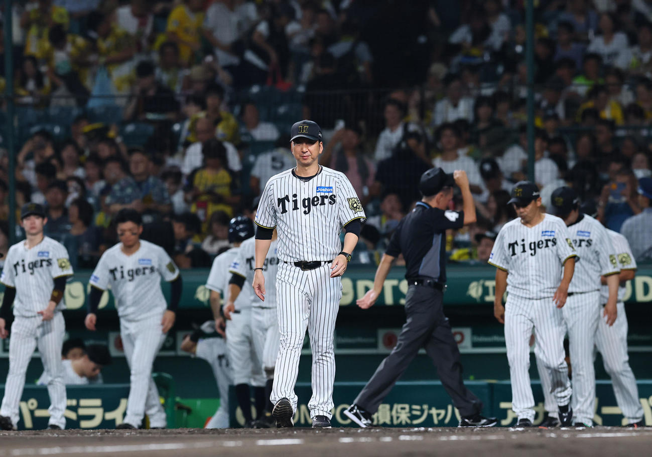 阪神対中日　中日に敗れ、整列に向かう阪神藤川監督（撮影・藤尾明華）