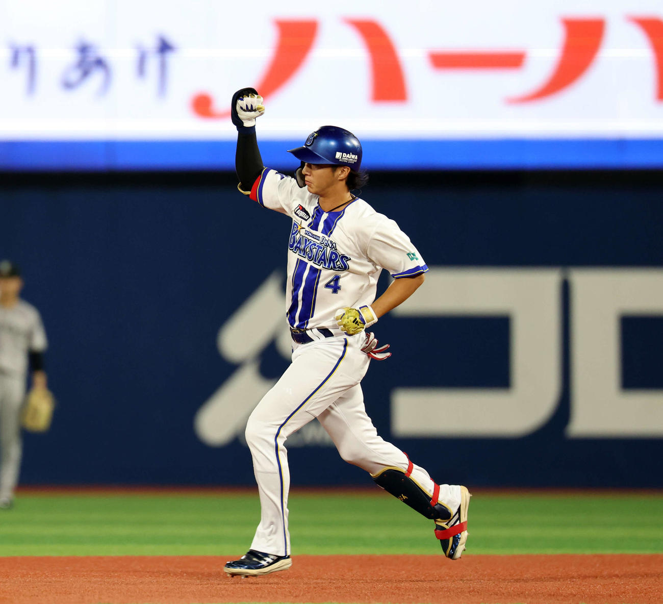 DeNA対巨人　6回裏DeNA無死、度会は左越えソロ本塁打を放ちガッツポーズ（撮影・浅見桂子）