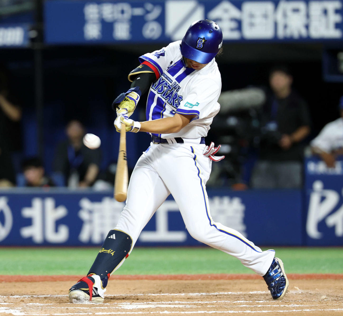 DeNA対巨人　6回裏DeNA無死、度会は左越えソロ本塁打を放つ（撮影・浅見桂子）