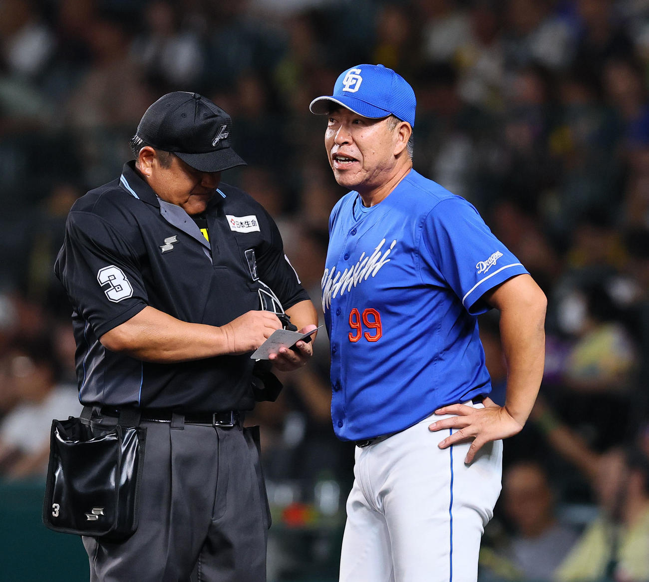 阪神対中日　9回、交代を告げる中日井上監督（撮影・藤尾明華）