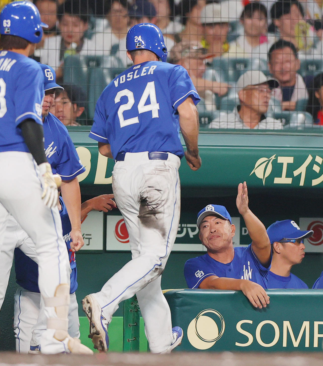 阪神対中日　7回表中日1死三塁、井上監督（右から2人目）は石伊の右前適時打で生還したボスラー（手前）を出迎える（撮影・上山淳一）